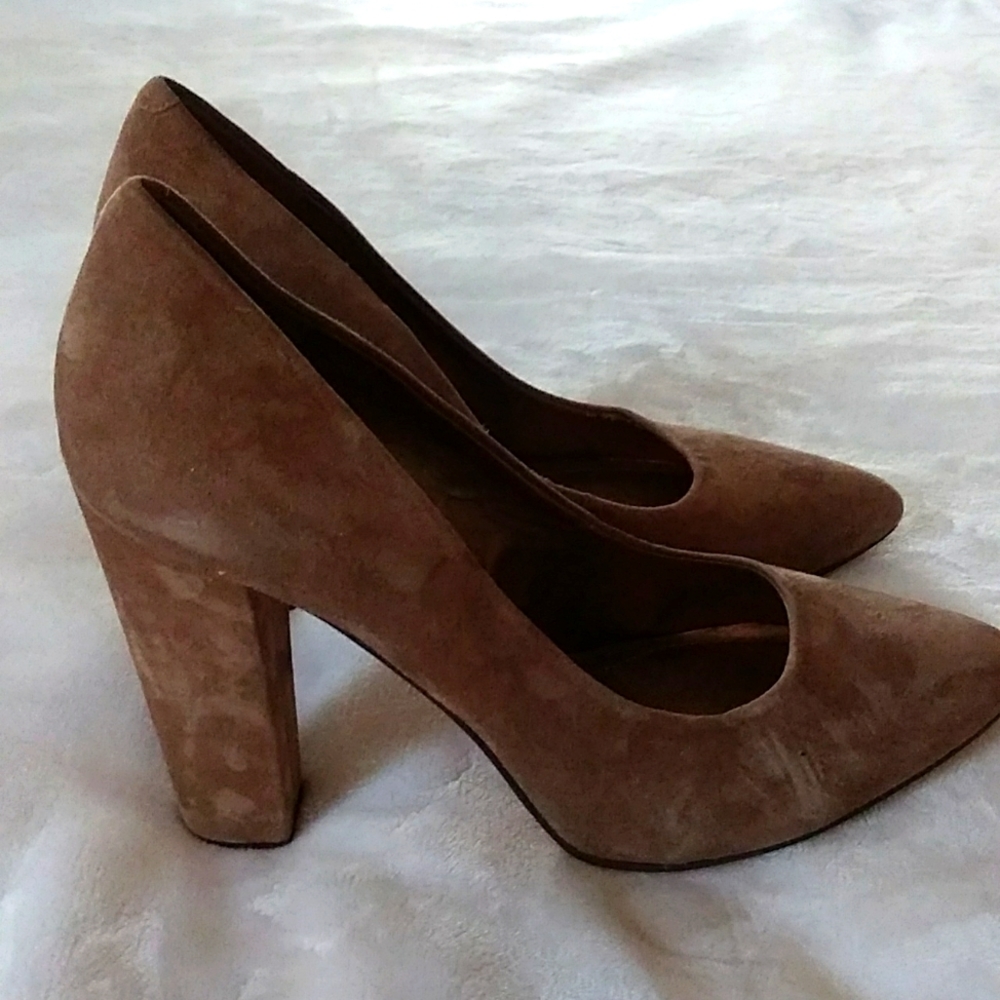 I'm selling a size 10 medium pair of shoes, gray in color, Velvet in material!